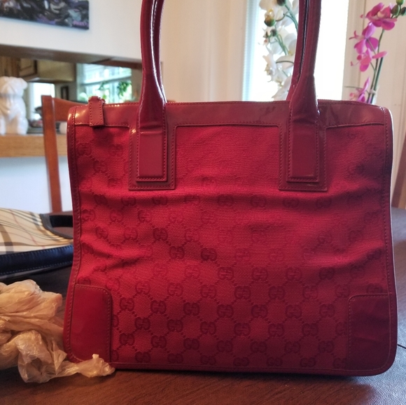 GUCCI Vintage red signature tote in very good condition. Comes with COA - Picture 3 of 13